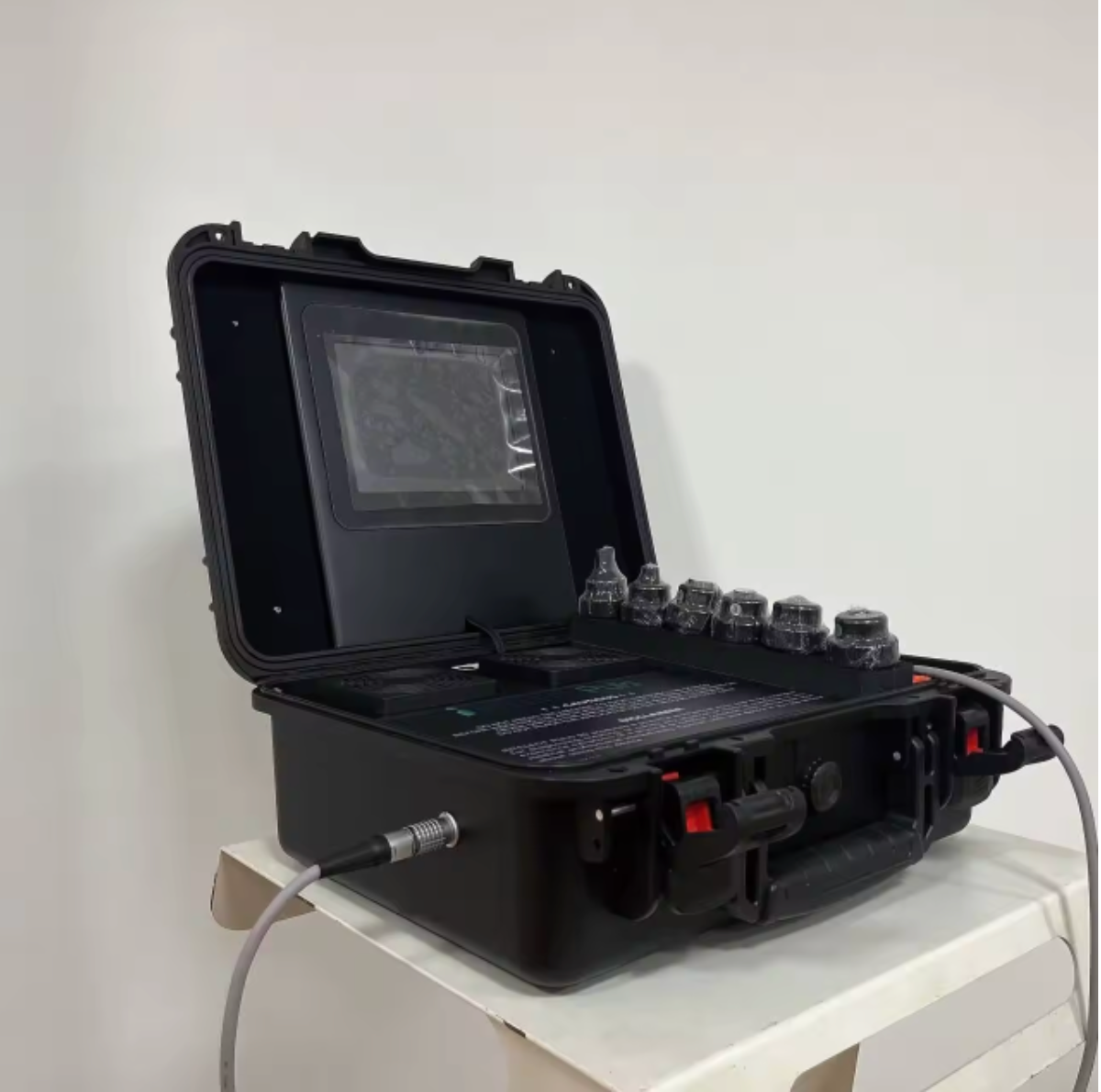 Dispozitiv de terapie cu unde de șoc extracorporale (ESWT).